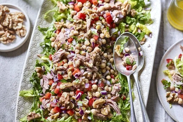 Akdeniz usulü ton balıklı antipasti salatası