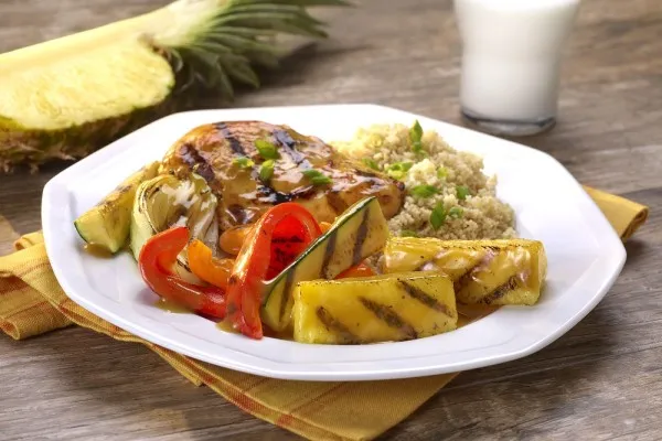 Ananas zencefil soslu ızgara tavuk, kabak ve biber