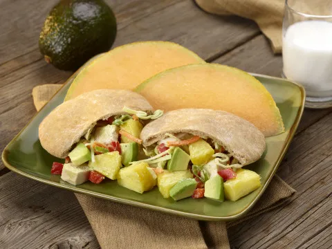 Ananaslı avokadolu tavuk salatası