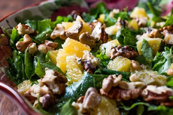 Ananaslı, kuruyemişli ve kuru üzümlü salata