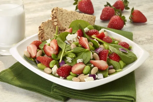 Çilek, beyaz fasulye ve edamame salatası