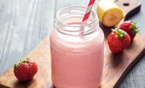 Çilekli muzlu meyve smoothie'si