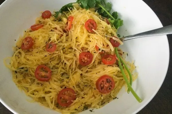 Domates, fesleğen ve parmesanlı spagetti kabağı
