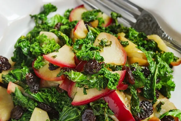Elmalı ve kuru üzümlü ıspanak salatası