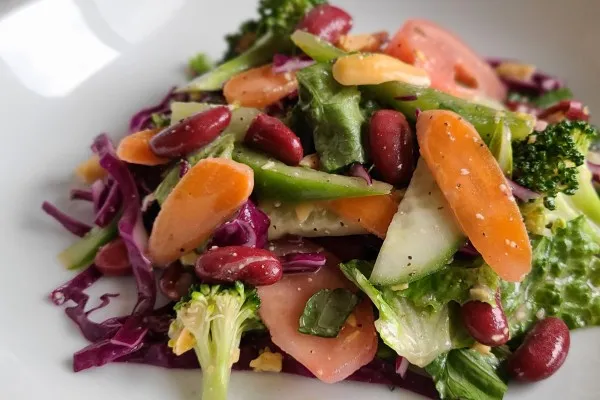 Fasulyeli sebze salatası