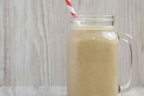 Fıstık ezmeli muzlu kahvaltı shake'i