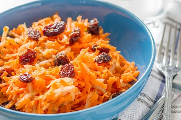 Havuçlu kuru üzüm salatası
