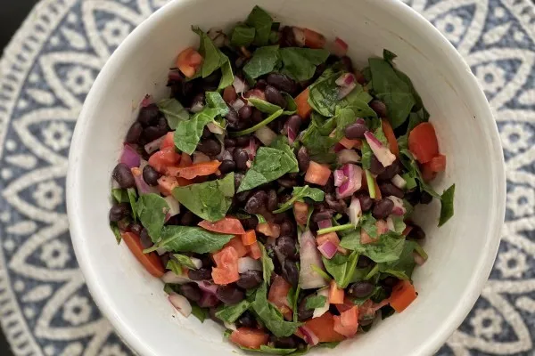 Ispanaklı ve siyah fasulyeli salata