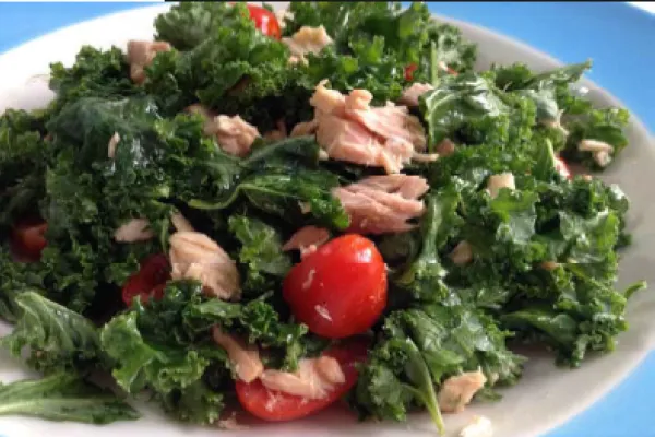 Karalahana ve ton balıklı doyurucu salata