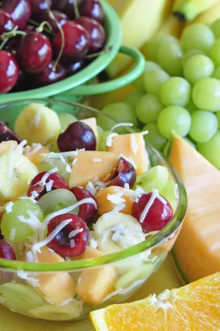 Kiraz, kavun ve üzüm salatası