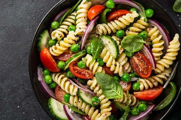 Makarnalı sebze salatası