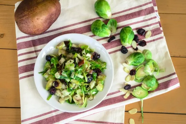 Mükemmel "armut" ve Brüksel lahanası salatası