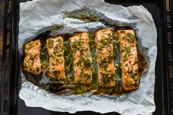 Otlu ve limonlu fırında somon