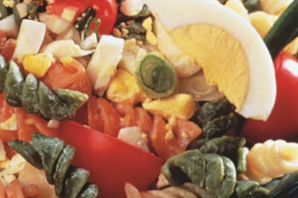 Otlu vinegretli makarna salatası