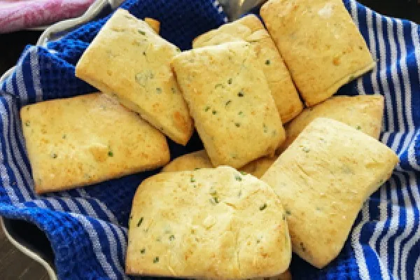 Parmesanlı ve frenk soğanlı bisküvi