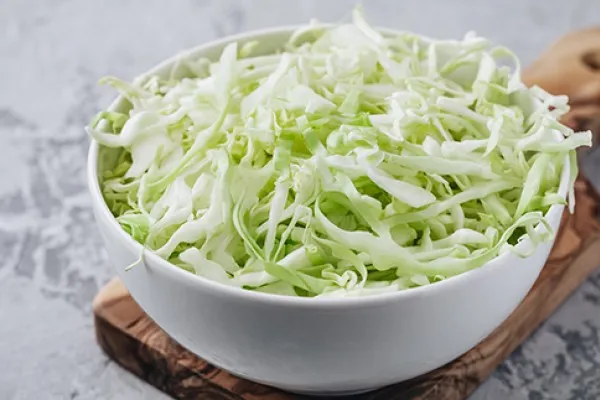 Pratik lahana salatası