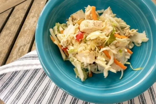 Ramen erişteli tavuk salatası