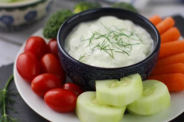 Salatalıklı, yoğurtlu ve otlu sos