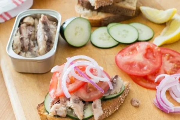 Sardalyeli, salatalıklı ve domatesli sandviç