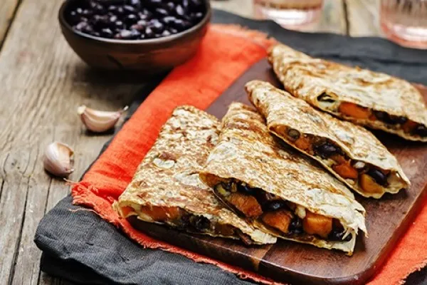 Siyah fasulyeli ve tatlı patatesli kesadilla