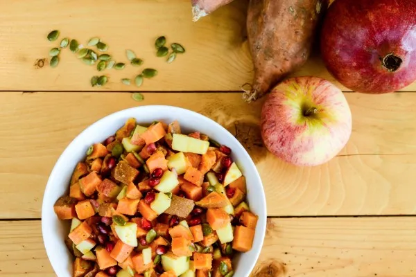 Tatlı patatesli hasat salatası