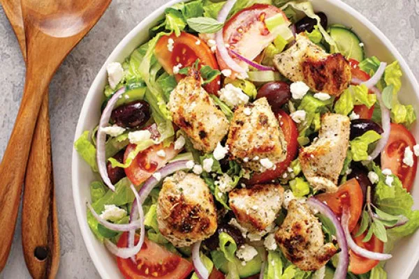 Tavuklu Yunan salatası