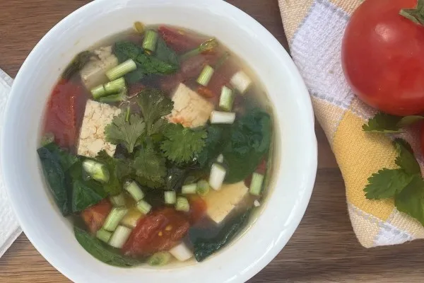 Tofulu, domatesli ve ıspanaklı çorba