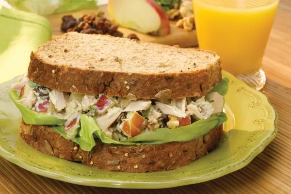 Ton balıklı elma salatası sandviçi