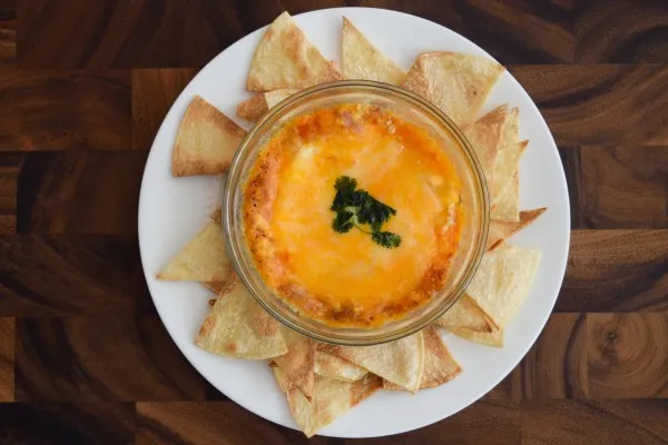 Tortilla cipsi ve fasulye ezmesi sosu