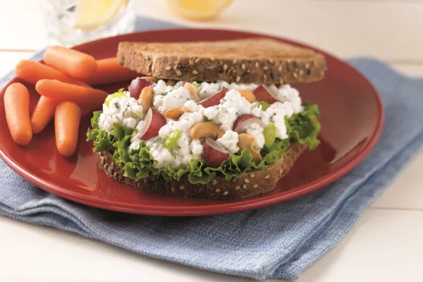 Üzümlü ve kaju fıstıklı salata sandviçi