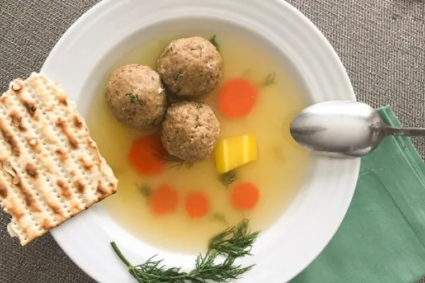 Vejetaryen matzo topu çorbası