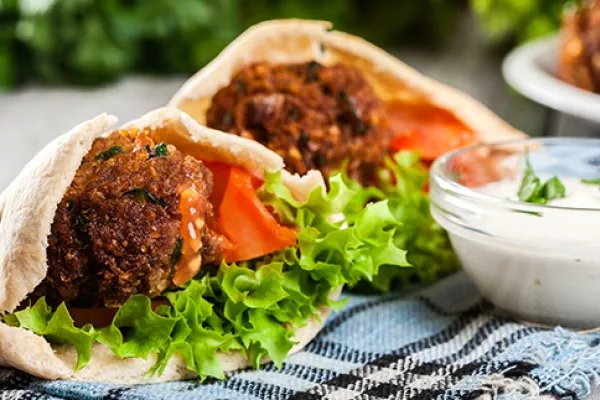 Yoğurtlu falafel sandviçi